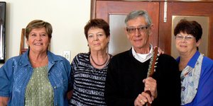 Vlnr is Aletta Lochner, Annette van Zyl (voorsitter), Chris van Zyl (begeleier) en Marie de Jager